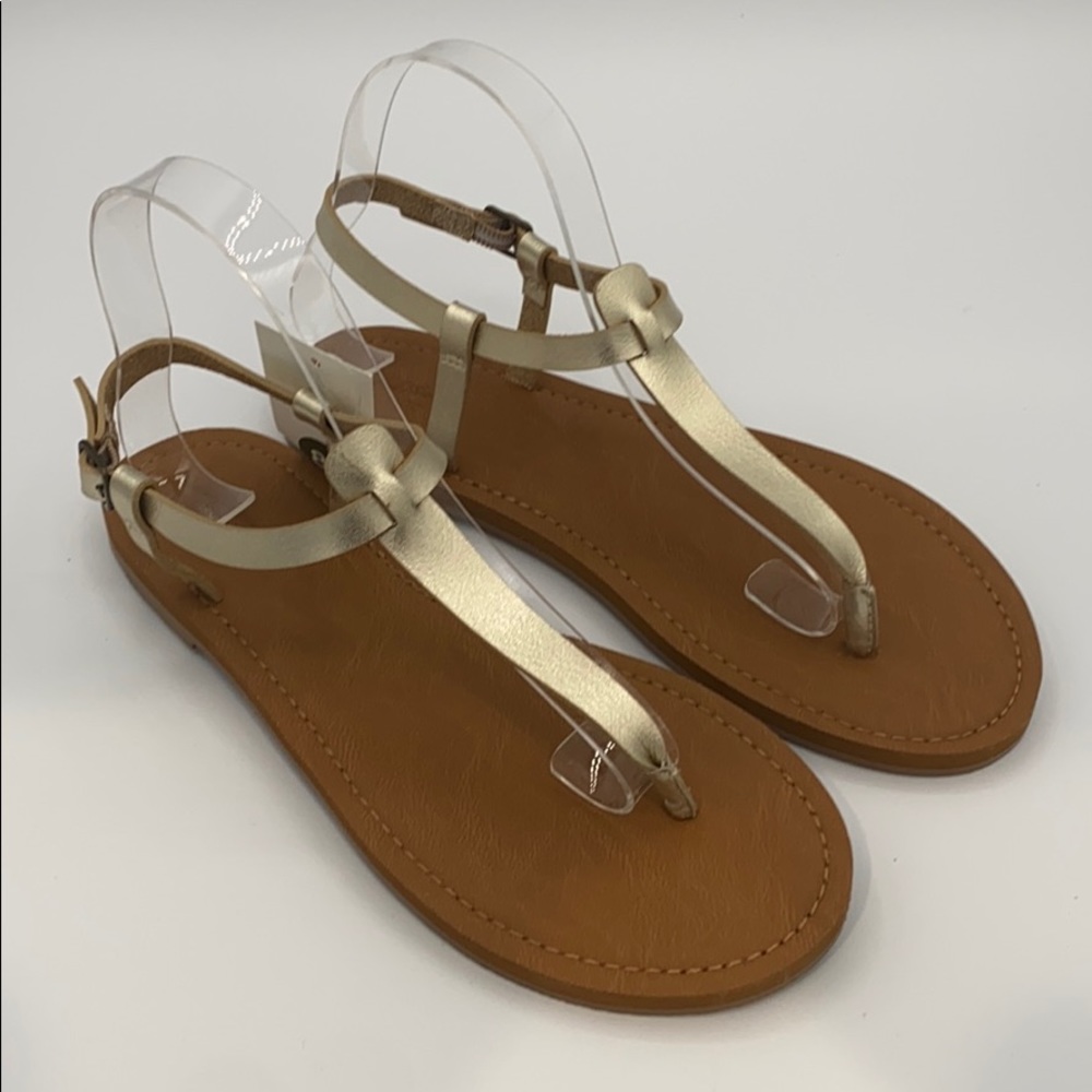 UNIVERSAL THREAD T-STRAP THONG SANDALS
